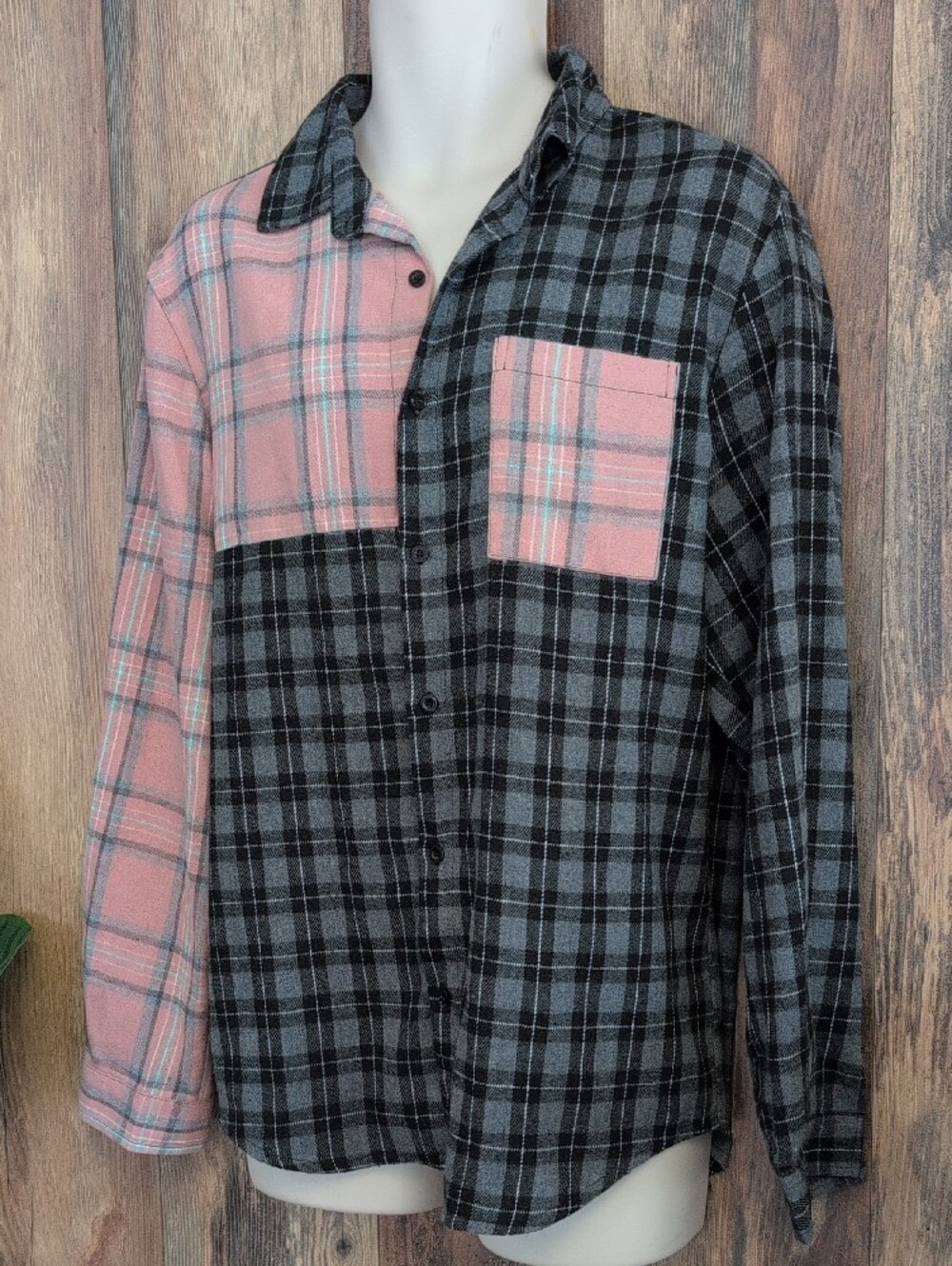 SHEIN Pink & Black Two-Tone Plaid Button-Down Shirt L         Q306